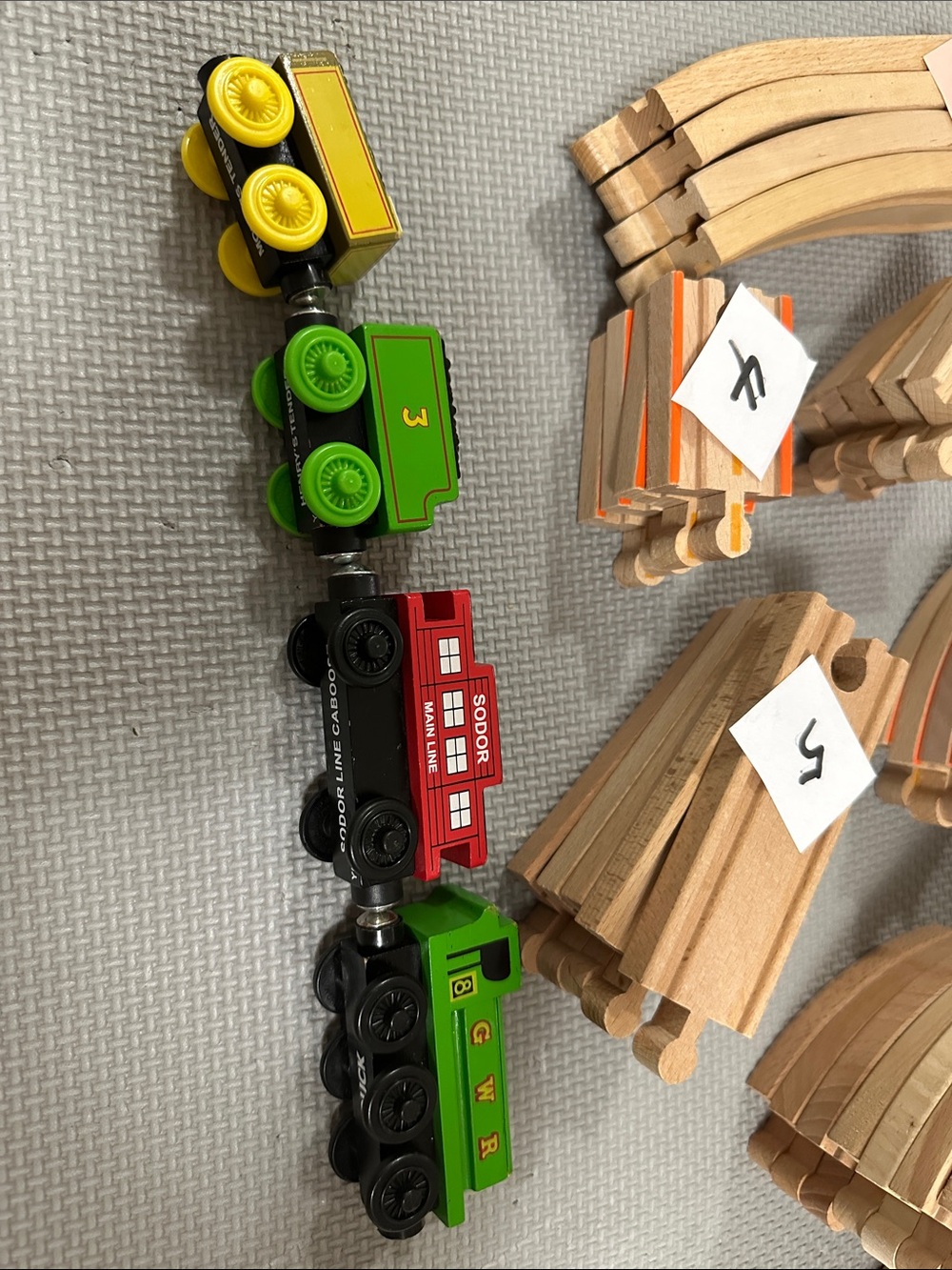 Wooden Train Track Set with Green & Red Engine Pieces - Unbranded - Picture 5 of 5